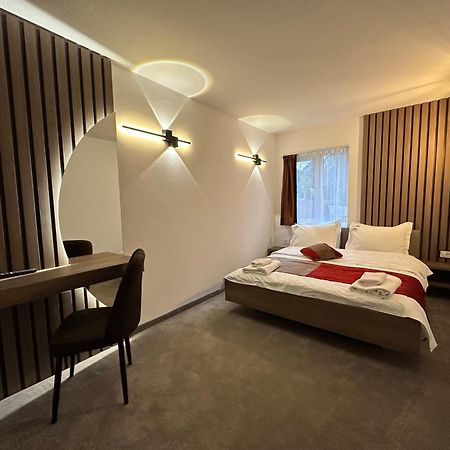 Regina Muntilor A Hotell Moeciu De Sus Exteriör bild