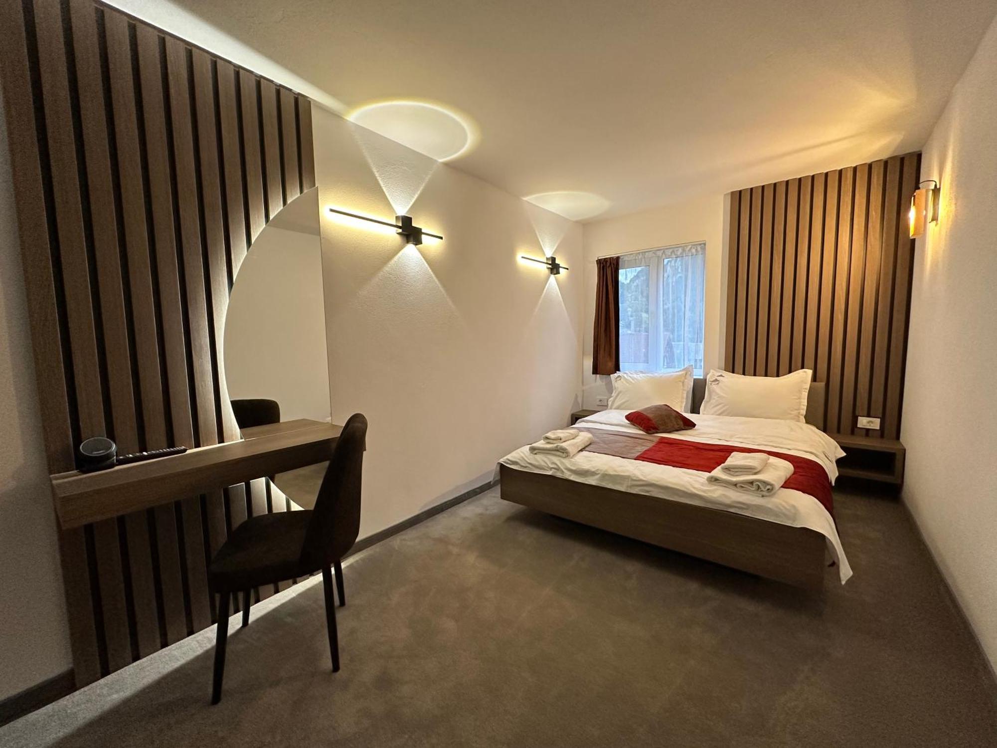 Regina Muntilor A Hotell Moeciu De Sus Exteriör bild