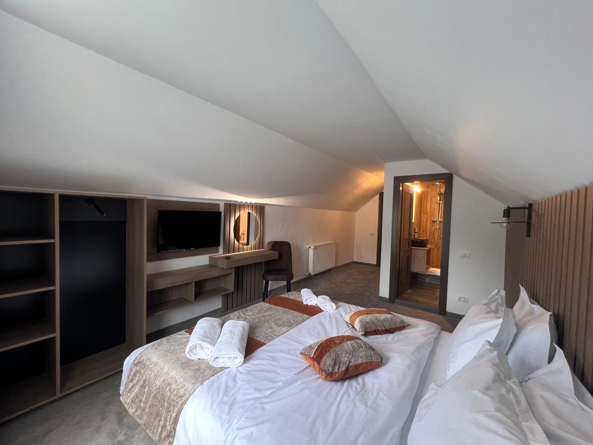 Regina Muntilor A Hotell Moeciu De Sus Exteriör bild