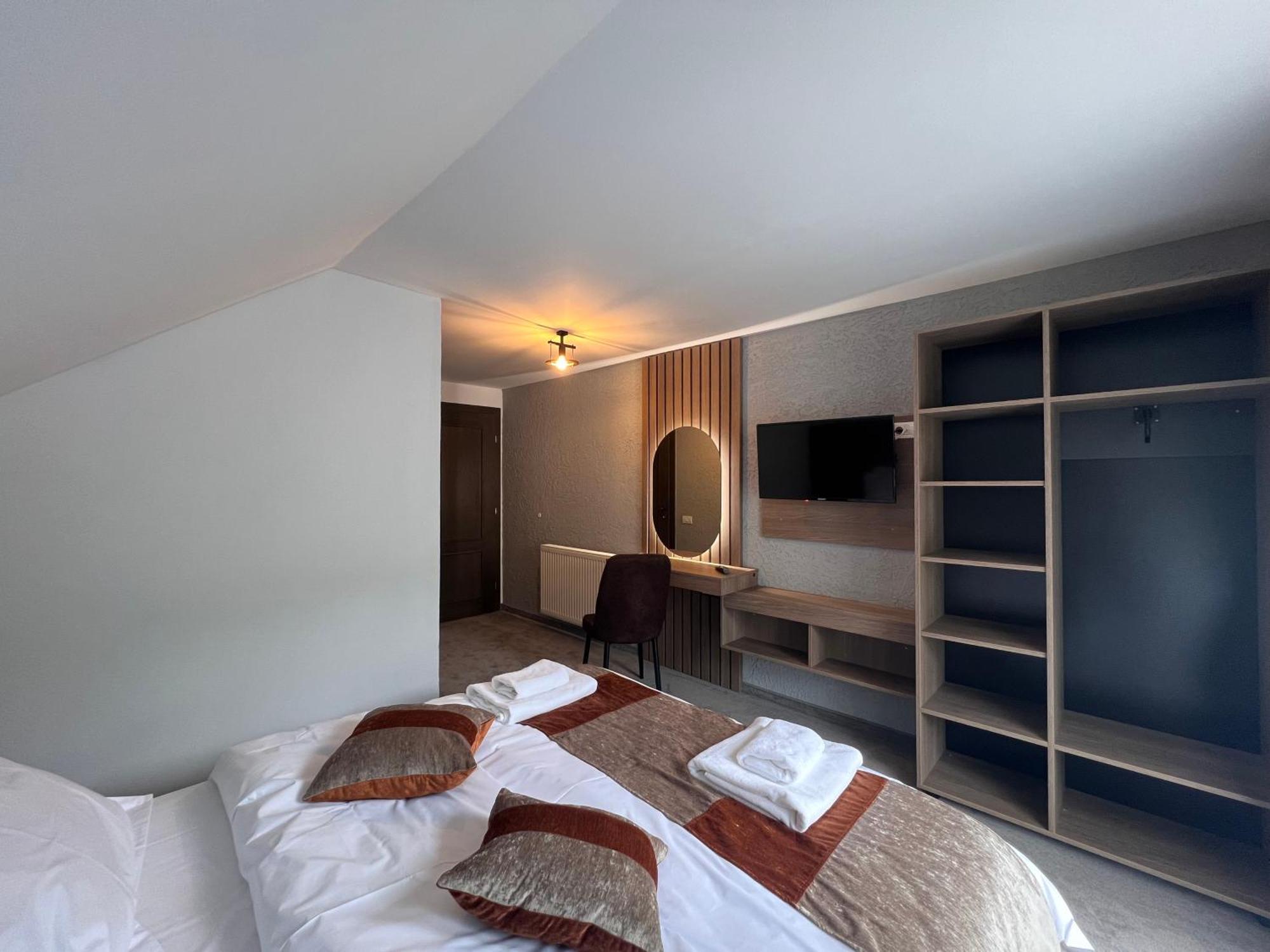 Regina Muntilor A Hotell Moeciu De Sus Exteriör bild