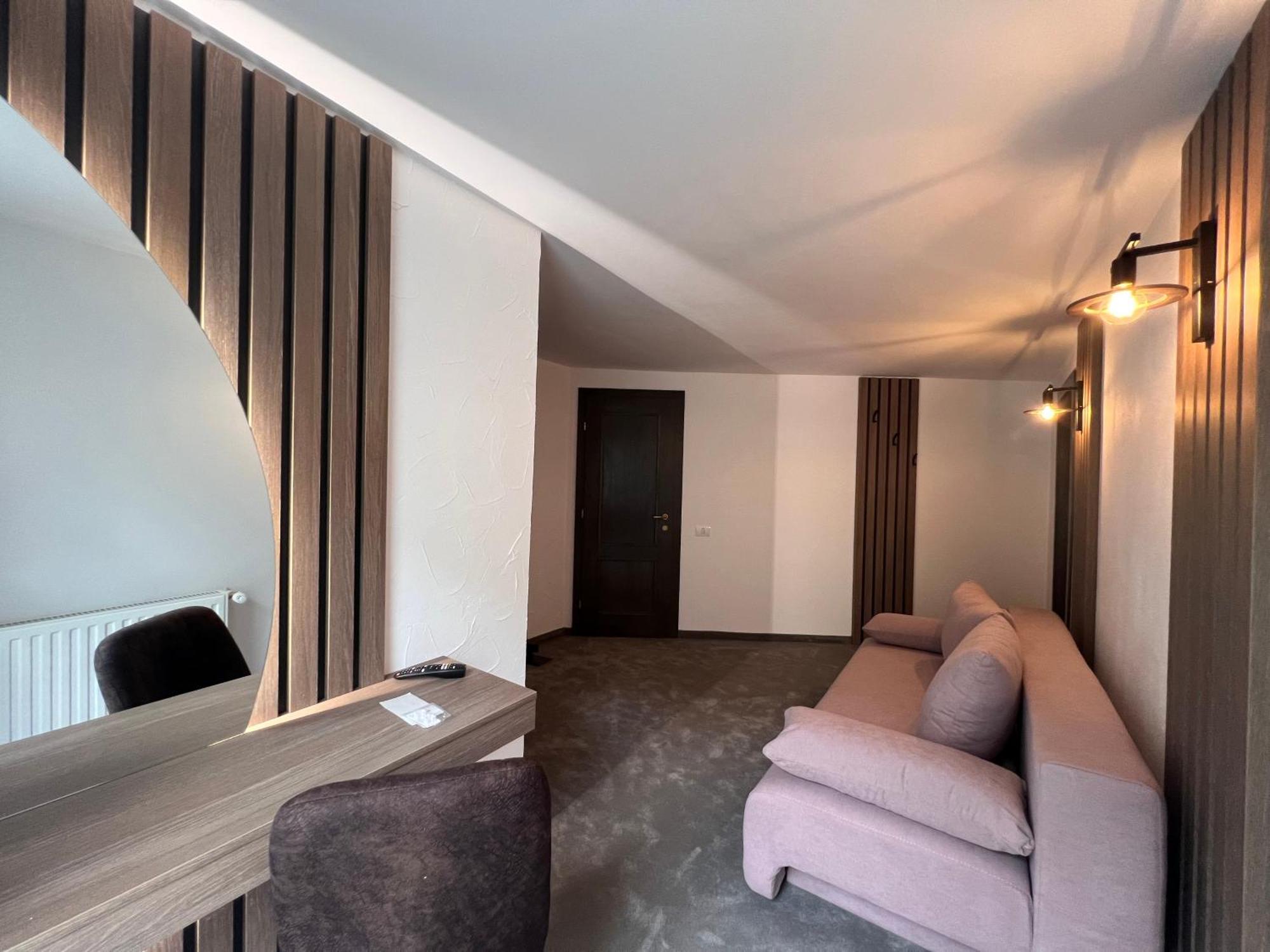 Regina Muntilor A Hotell Moeciu De Sus Exteriör bild