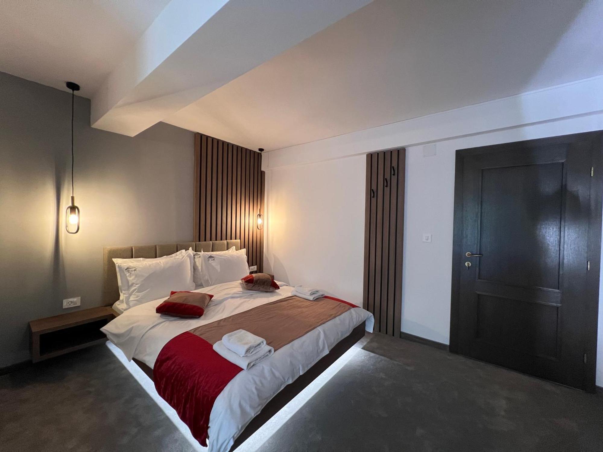Regina Muntilor A Hotell Moeciu De Sus Exteriör bild