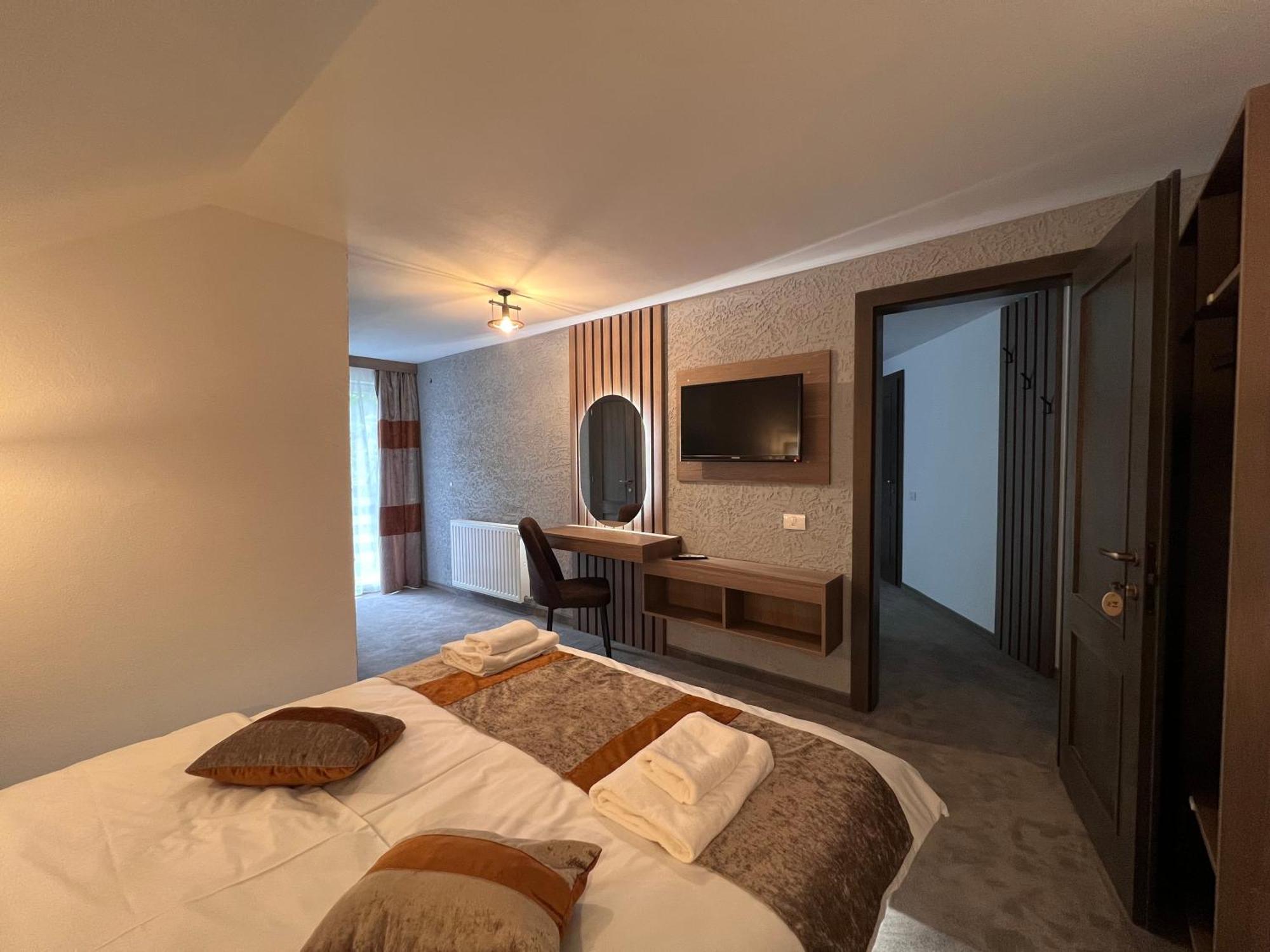 Regina Muntilor A Hotell Moeciu De Sus Exteriör bild