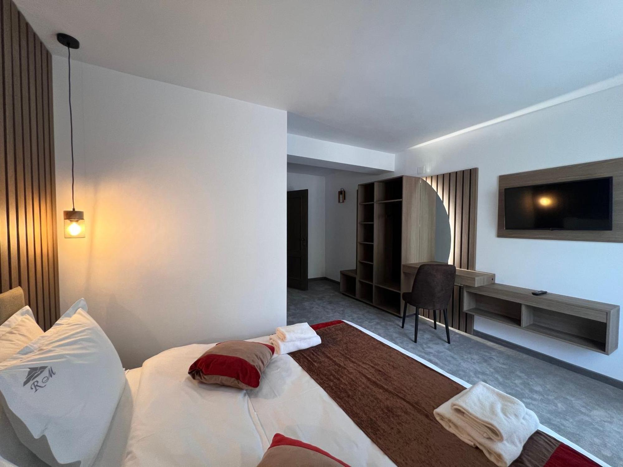 Regina Muntilor A Hotell Moeciu De Sus Exteriör bild