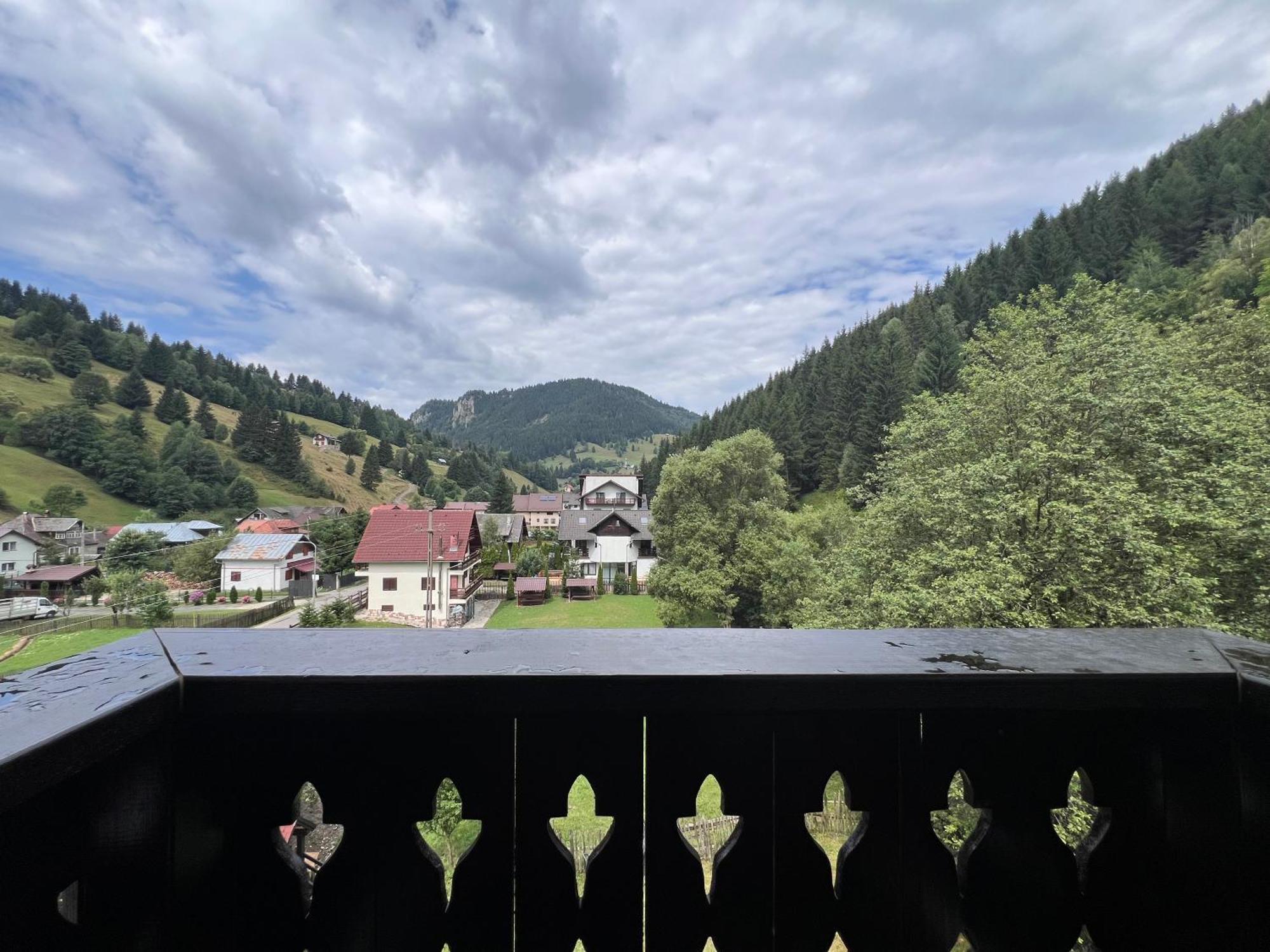 Regina Muntilor A Hotell Moeciu De Sus Exteriör bild