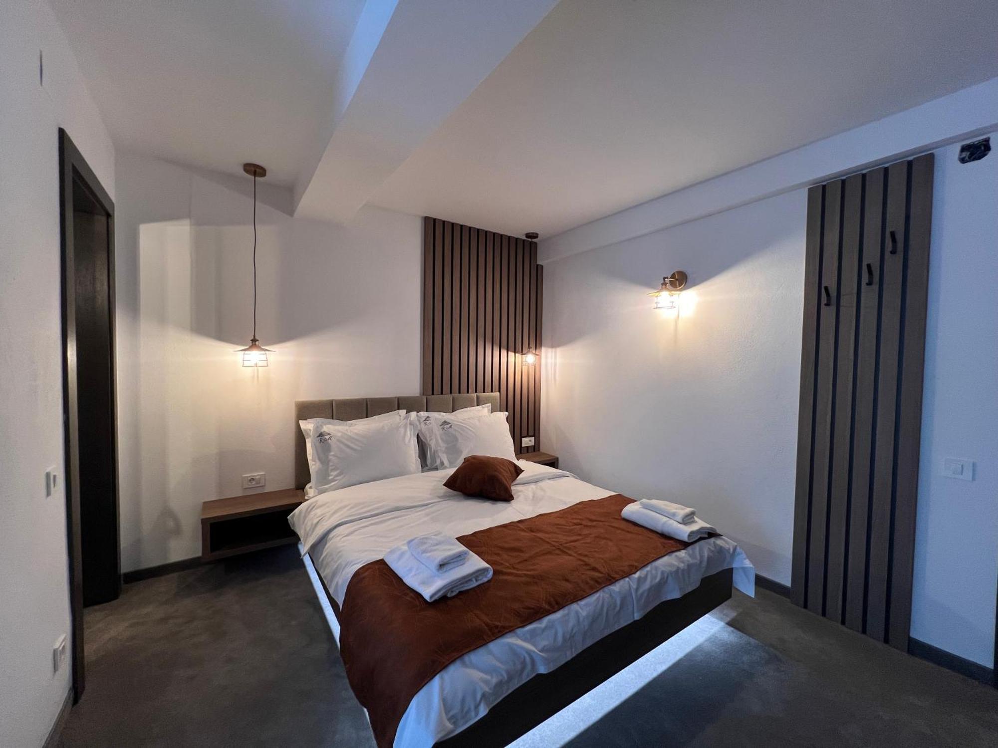Regina Muntilor A Hotell Moeciu De Sus Exteriör bild